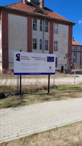 Trwają intensywne prace rozbiórkowe i przygotowawcze do utworzenia i infrastruktury Regionalnego Klastra Usług Społecznych i Zdrowotnych w Chełmnie na terenach dawnej jednostki wojskowej przy ul. Biskupiej. W ramach Projektu przewidziano na terenach dawnej jednostki wojskowej budowę nowego budynku, przebudowę istniejących oraz wyposażenie ww. obiektów i zagospodarowanie terenu. Zakończenie prac jest zaplanowane na marzec 2028 roku. Przedmiotem Projektu jest utworzenie infrastruktury Regionalnego Klastra Usług Społecznych i Zdrowotnych w Chełmnie na terenach dawnej jednostki wojskowej przy ul. Biskupiej wraz z wyposażeniem obiektów oraz zagospodarowaniem terenu przy budynkach. W ramach Projektu przewidziano na terenach dawnej jednostki wojskowej budowę nowego budynku, przebudowę istniejących budynków oraz wyposażenie ww. obiektów i zagospodarowanie terenu. Projekt jest skierowany do mieszkańców województwa kujawsko-pomorskiego, w tym osób zagrożonych wykluczeniem społecznym, osób potrzebujących wsparcia w codziennym funkcjonowaniu, osób w kryzysie bezdomności, osób i rodzin objętych wparciem zgodnie z ustawą o wspieraniu rodziny i pieczy zastępczej, a także inne grupy osób w niekorzystnej sytuacji oraz ich otoczenie. Cele Projektu: 1. Rozwój infrastruktury na potrzeby usług społecznych świadczonych w środowisku oraz usług aktywnej integracji poprzez budowę Centrum Jakości Życia oraz Centrum Usług Społecznych w Chełmnie. 2. Rozwój infrastruktury Warsztatów Terapii Zajęciowej poprzez adaptację części budynku dawnej kuchni żołnierskiej. 3. Rozwój infrastruktury Zakładu Aktywności Zawodowej poprzez adaptację części budynku dawnej kuchni żołnierskiej. 4. Rozwój infrastruktury Zakładu Aktywności Zawodowej poprzez adaptację budynku dawnego Klubu Żołnierskiego. Efekty, rezultaty Projektu: 1. Zagospodarowanie terenów dawnej jednostki wojskowej w Chełmnie. 2. Dostosowanie obiektów budowlanych do potrzeb osób z niepełnosprawnościami. 3. Wsparcie obiektów, w których są realizowane usługi społeczne. Wartość Projektu (łączny koszt projektu): 57. 318.415,80 zł Wysokość wkładu Funduszy Europejskich: 42.877.079,91 zł, w tym z Europejskiego Funduszu Rozwoju Regionalnego w kwocie nie większej niż 38.365.809,60 zł z budżetu państwa w kwocie nie większej niż 4.511.270,31 zł. #FunduszeUE #FunduszeEuropejskie #KujawyPomorze #LubięTuByć #Chelmno