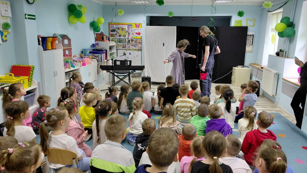 Spektakl edukacyjny w Tęczowym Zakątku