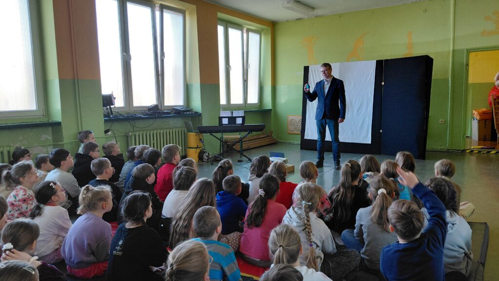 Spektakl edukacyjny w SP 4